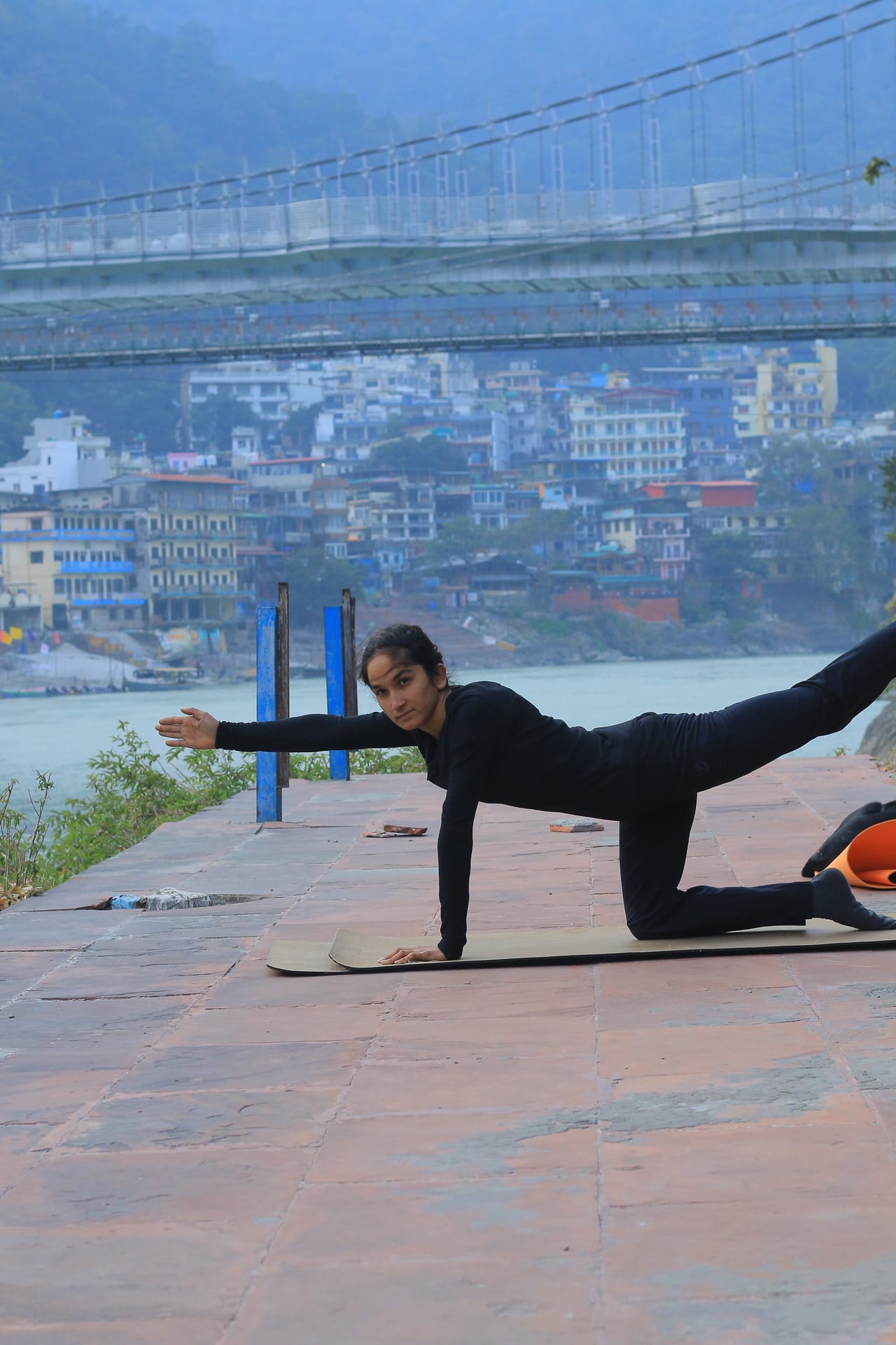 Beginner yoga class in Rishikesh by the Ganga